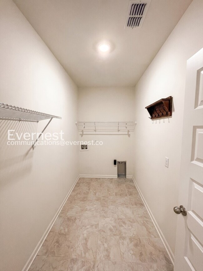 Building Photo - 3 Bed/3 Bath Townhome with Garage / Available Now!