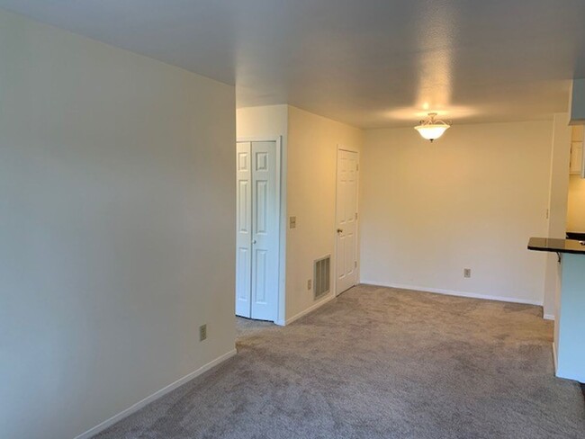 Building Photo - Welcome to Hunter Creek Condos! Light and ...