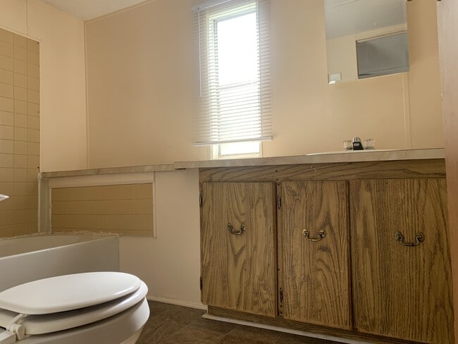 Building Photo - 1713 Roscoe Howey Rd