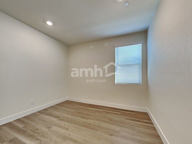 Building Photo - 545 Silverbell Fls Pl