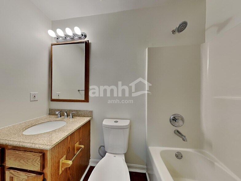 Building Photo - 2211 Siesta Dr