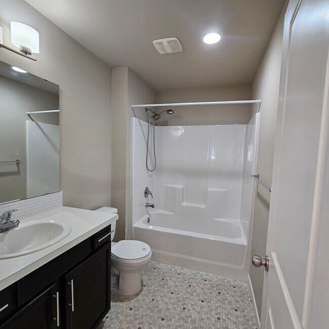 Building Photo - 2444 Seringa Ave