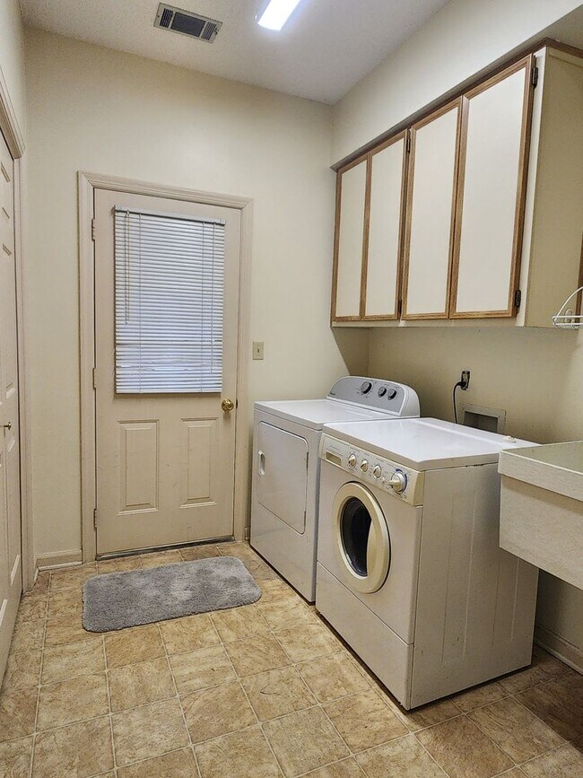 Building Photo - **AVAILABLE IN JUNE ** Landings Executive 3 Bedroom home