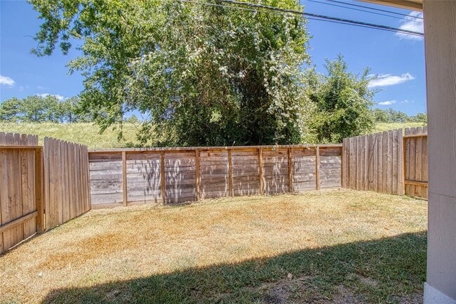 Building Photo - 16012 Oregon Oak Dr