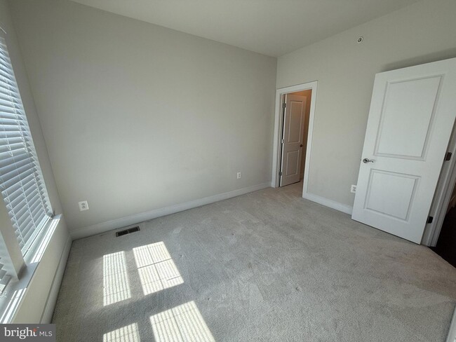 Building Photo - 115 Dickenson Dr