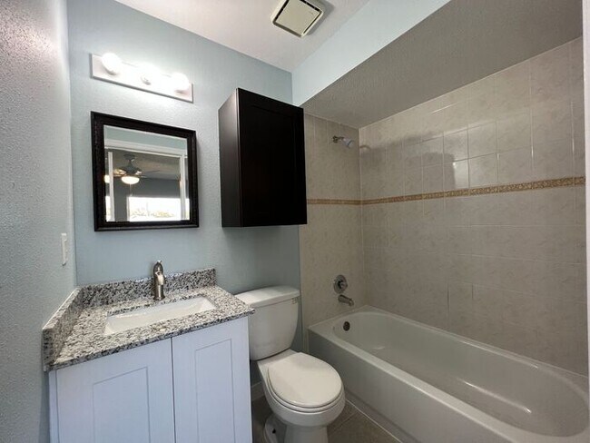 Building Photo - 2 Bedroom Candlewyck