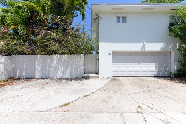 Building Photo - 123 N Palmway