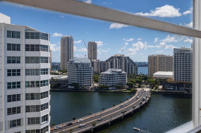 Building Photo - 905 Brickell Bay Dr