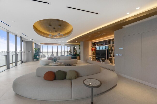 Building Photo - 700 NE 24th St