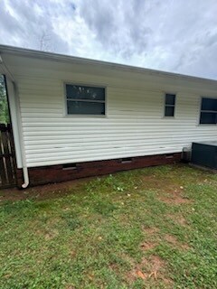 Large Rear backyard - 300 Chuckwood Rd