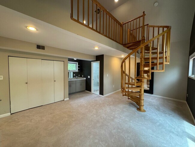 Building Photo - Fantastic 4 Bed 3.5 Bath Townhome With Sun...