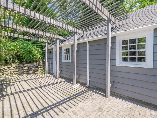 Building Photo - 221 Manhasset Ave