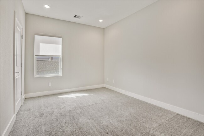 Building Photo - 2413 Chapman St