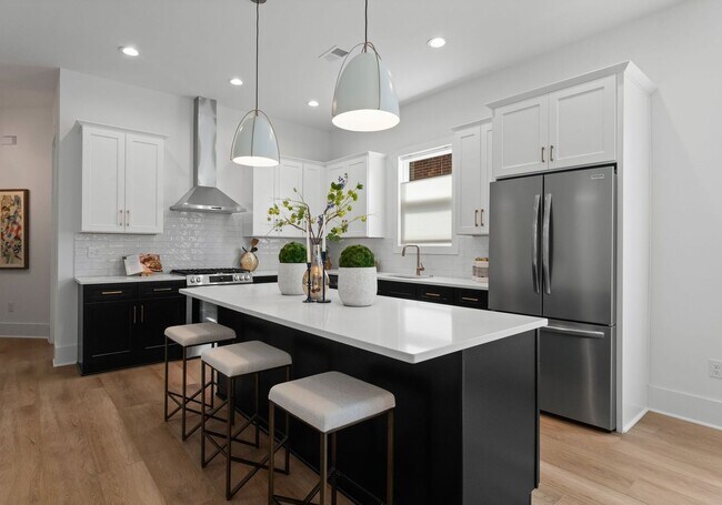 Building Photo - 2006 St Johns St