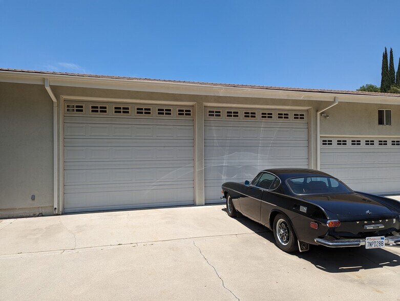 Building Photo - 5440 Topeka Dr