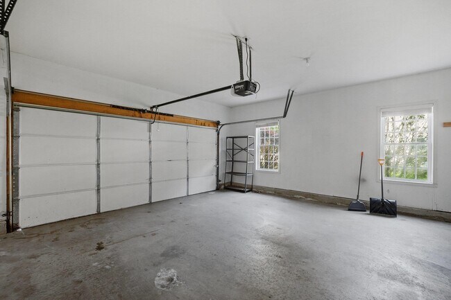 Building Photo - 131 Forest Hill Way