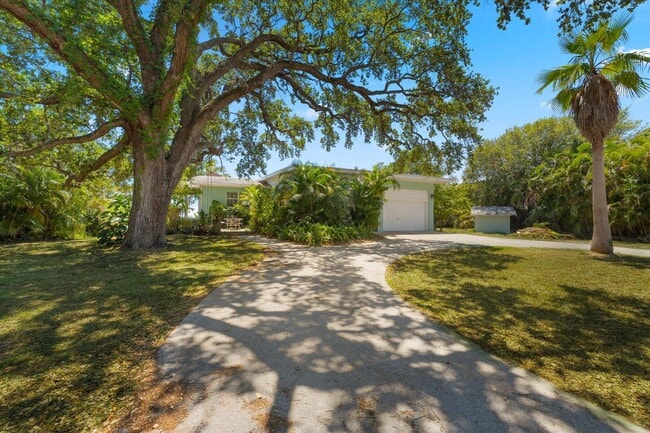Building Photo - 850 NE Ixora Dr