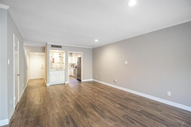 Building Photo - 913 Memorial Village Dr