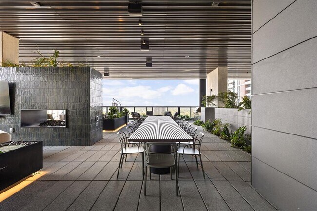 Building Photo - 610 Davis St