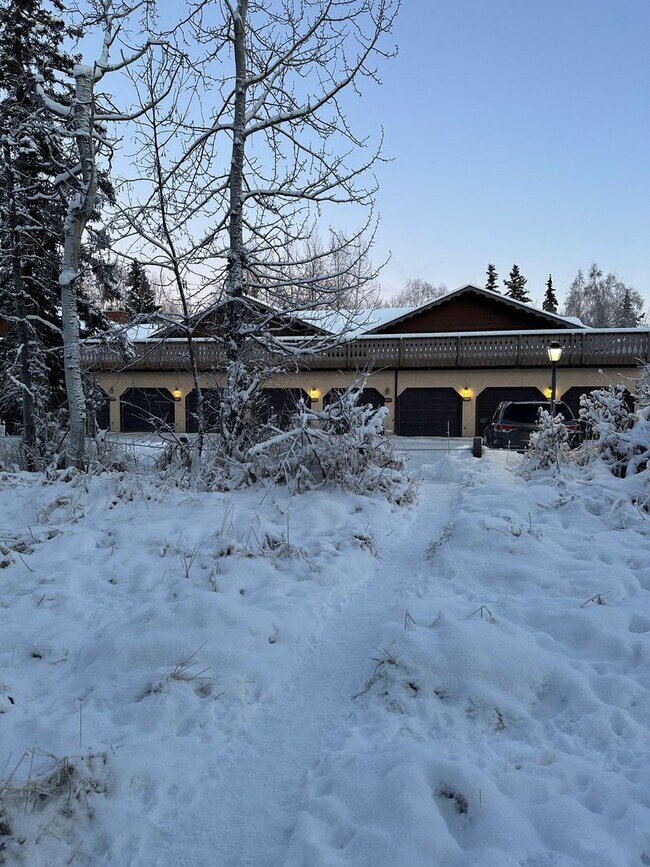 Building Photo - Newly Remodeled, 1 Bed/1 Bath Garage/Washer/Dryer