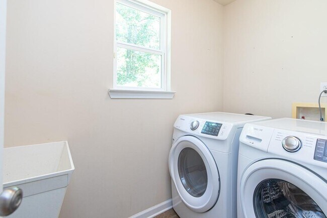 Building Photo - 4556 White Horse Dr