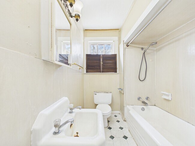 Building Photo - 324 General Mouton Ave