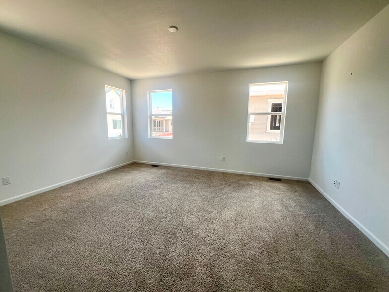 Building Photo - 2645 Sawyer Ln