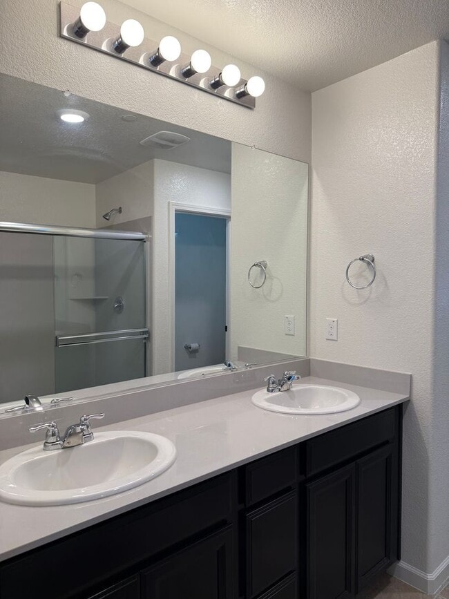 Building Photo - Beautiful 4 bed 2.5 bath in Sacramento!