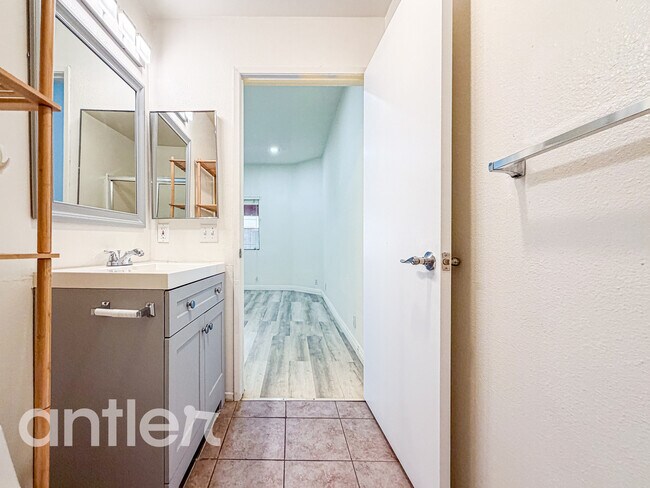 Building Photo - 11933 Goshen Ave