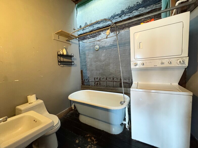 Building Photo - 915 W 16th St