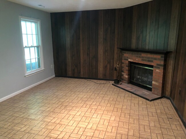 Building Photo - Updated Townhome Close to METRO