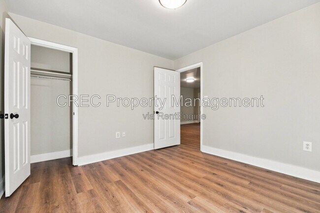 Building Photo - 1605 Pineview Rd