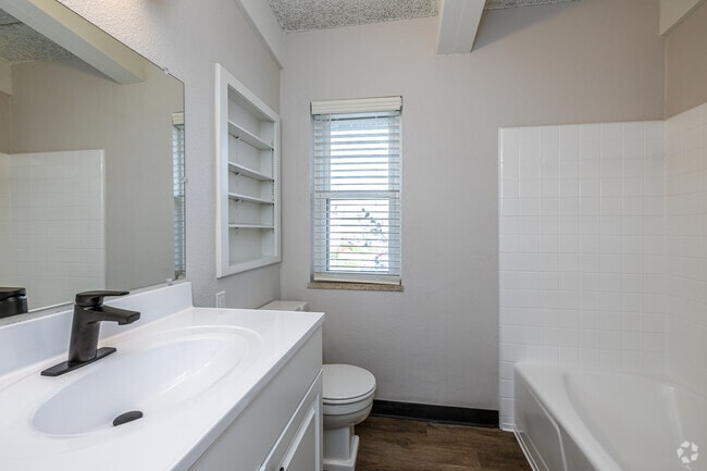 2BR, 1BA - 842 SF - Corinth Garden