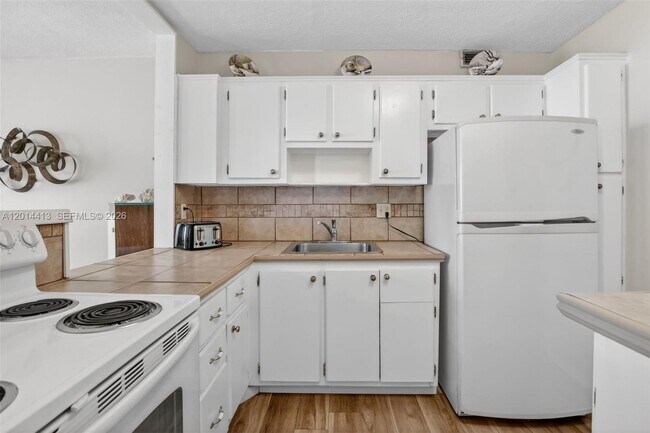 Building Photo - 1817 S Ocean Dr