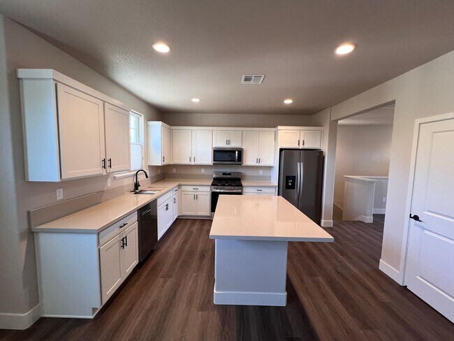 Building Photo - *NEW! 2/2.5 Townhome in Gardnerville*