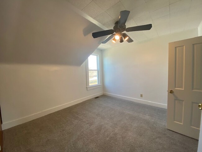 Building Photo - 3 Bedroom 1.5 Bathroom Unit Available in U...