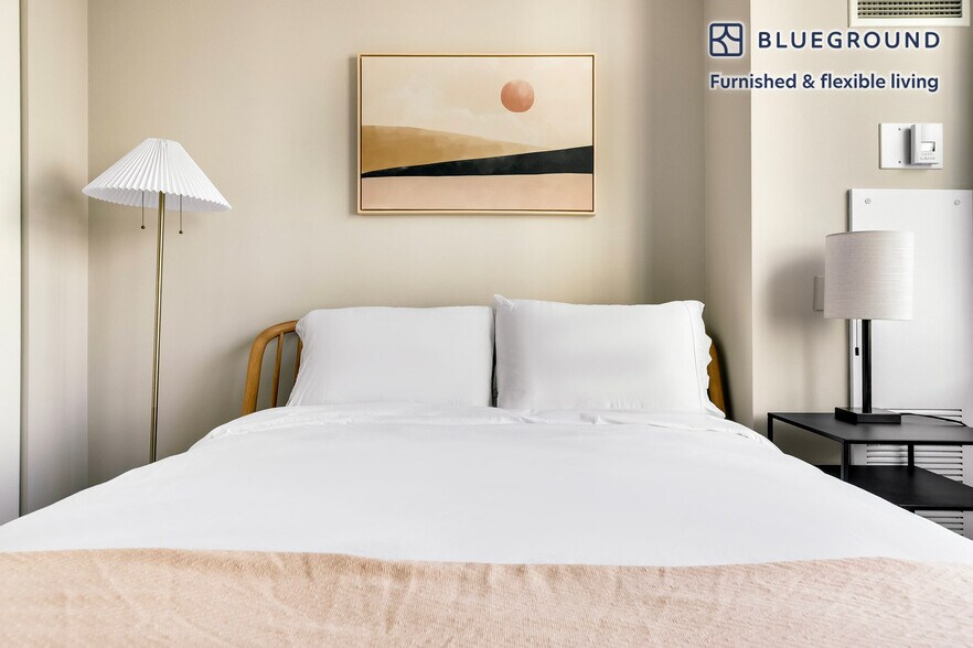 Building Photo - 77 W Huron St