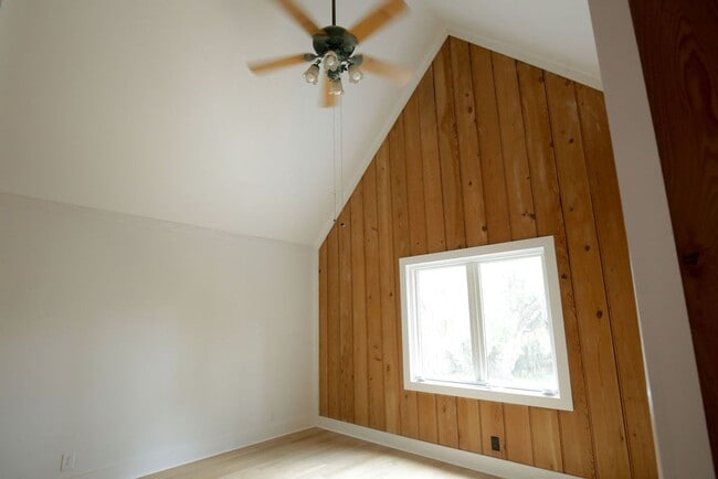 Building Photo - Available 6/15. Stunning, Fully-Rennovated...