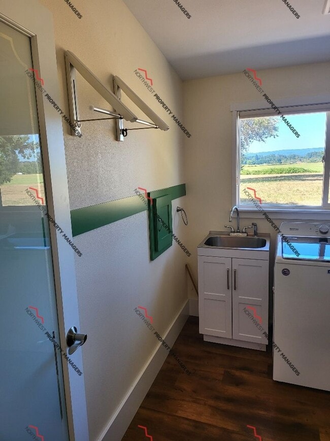 Building Photo - STATUS *AVAILABLE* | R207 | $2095  *** MOVE IN SPECIAL ****