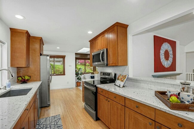 Building Photo - 5bd/2.5ba Bellevue Home