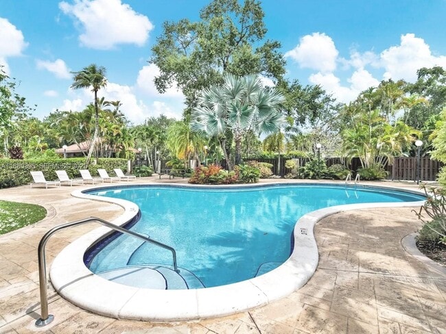 Building Photo - 6886 N Kendall Dr