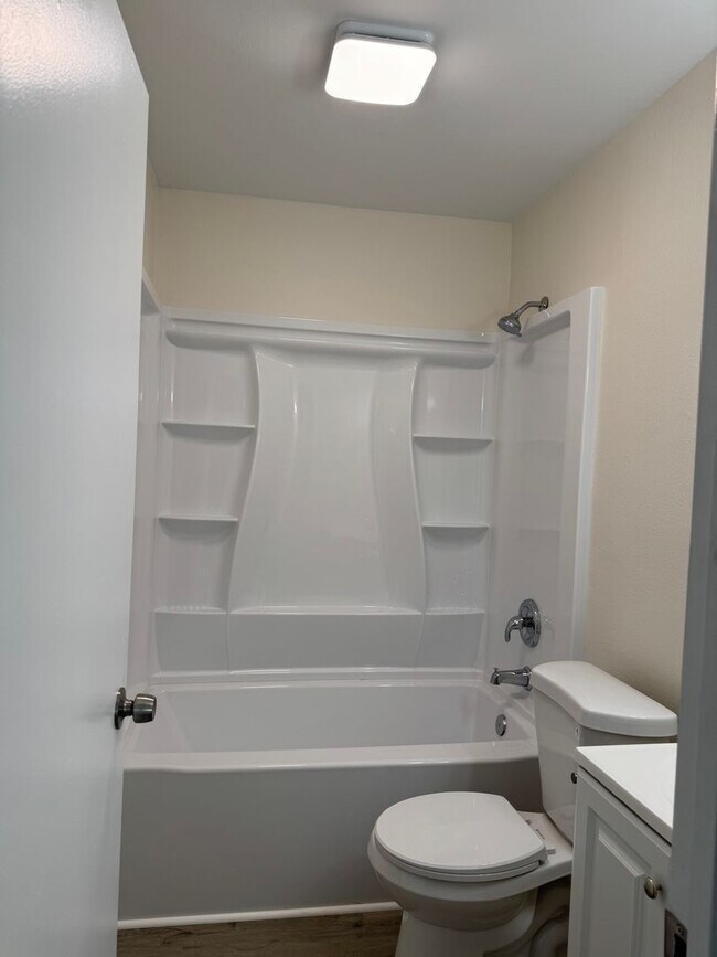 Building Photo - $250.00 1st Month's Rent! Utilities Included!