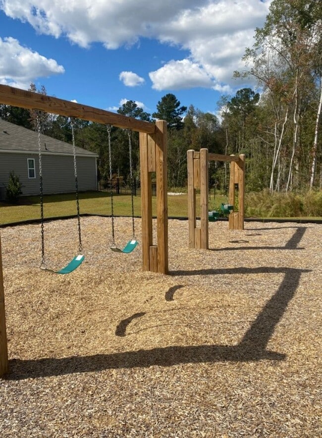 Building Photo - 4 bed 2.5 bath home located in the Windsong II S/D. in Rincon, Ga!