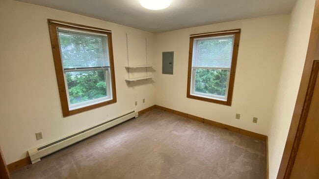 Building Photo - UNH Student Rental Available for the 2026-...