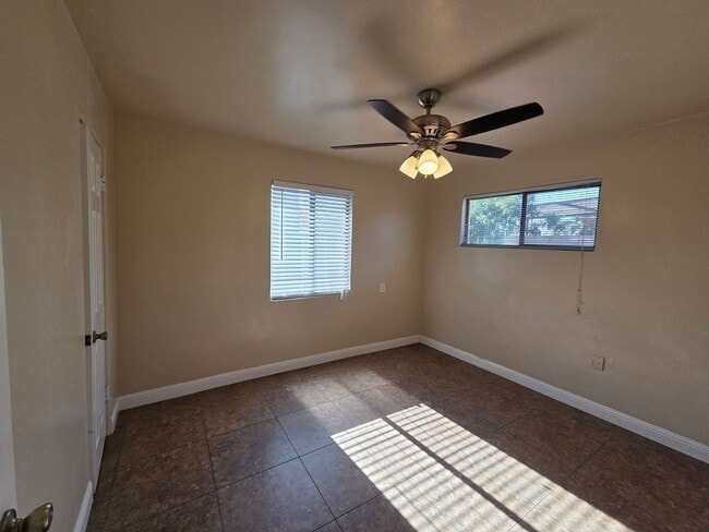 Building Photo - Phoenix 3 Bed/1 Bath - No HOA