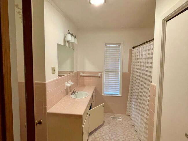 Building Photo - 4 bedroom home in the Heart of Oxford