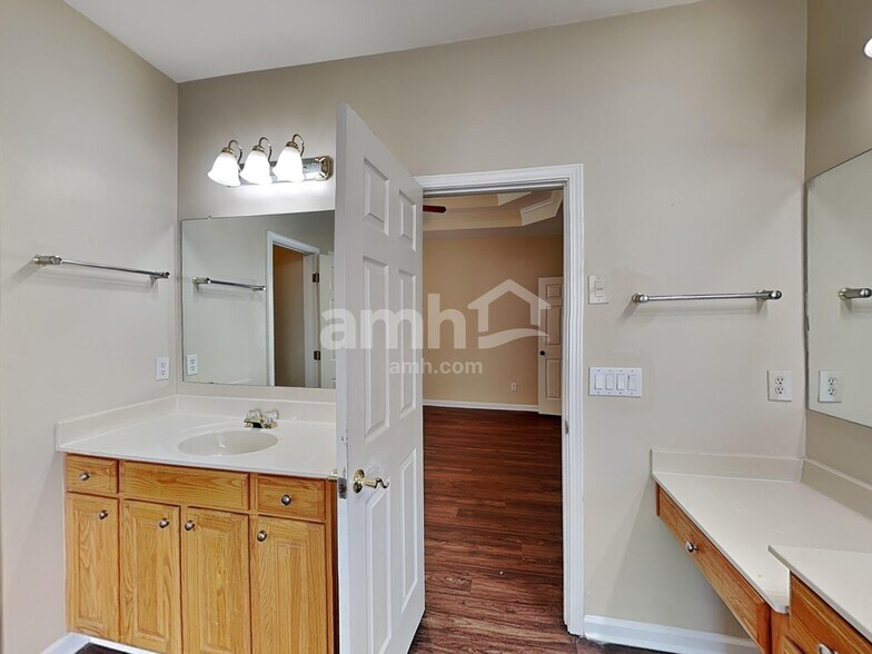 Building Photo - 7604 Cole Ln