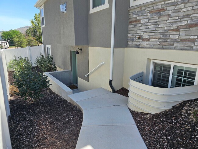 Building Photo - 13067 Twisted Oak Dr