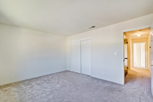 Building Photo - Conveniently located 2BR/1.5BA townhome style duplex unit in Sunnyvale