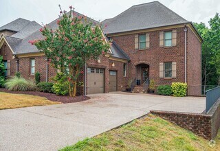 Building Photo - Custom built home in a great location in B...